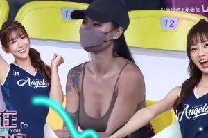 这兄弟在纽约主场竟敢穿马刺球衣 被打一顿+脱了球衣才能走..